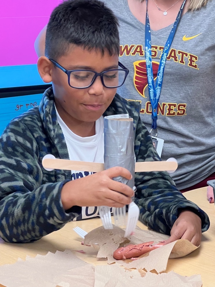 Beak made for eating fish (hotdogs in water) such as a bald eagle